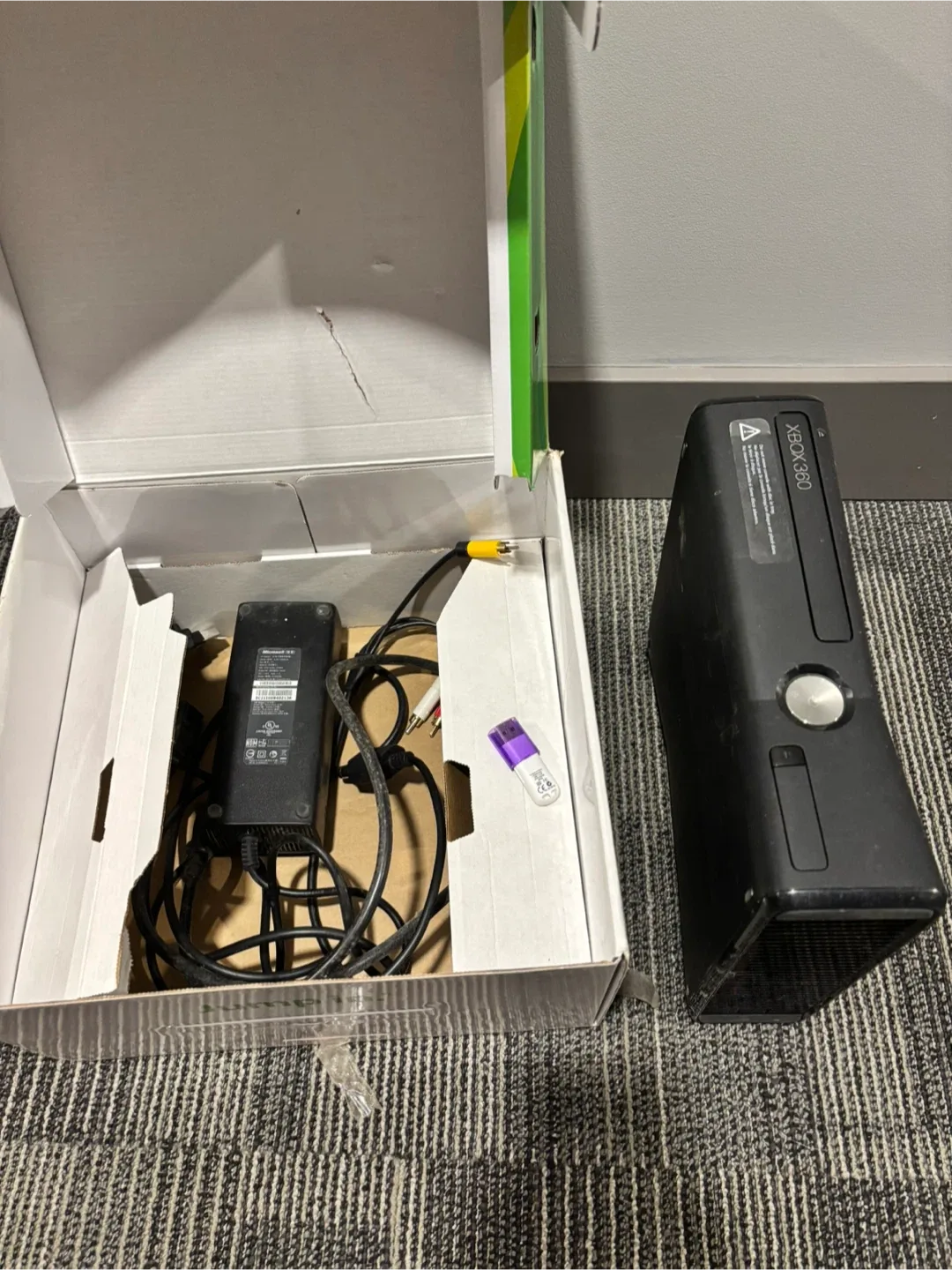 Xbox 360 Kinect 4GB Console