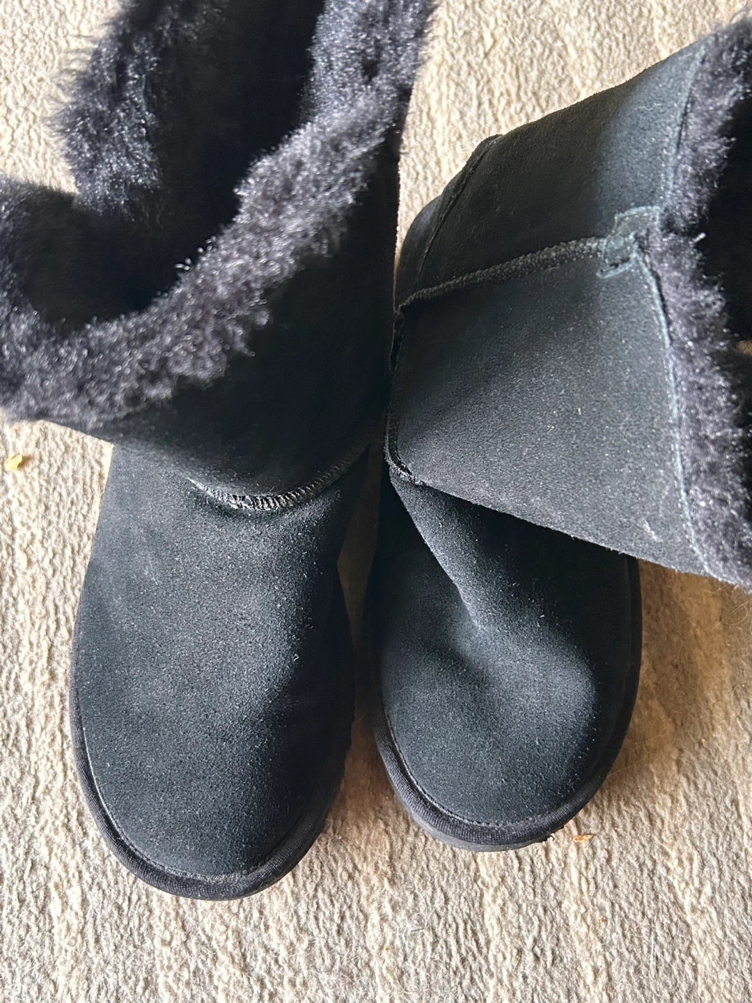 Ugg Boots - Size 8- Black - photo 2