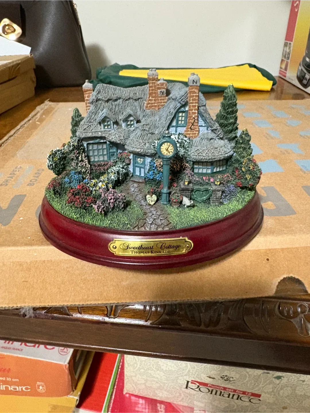 Thomas Kinkade Sweetheart Cottage Figurine image indicator(3)