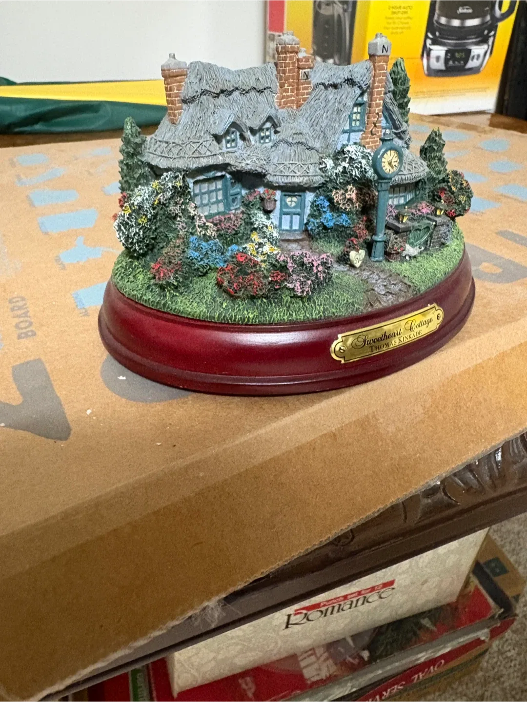 Thomas Kinkade Sweetheart Cottage Figurine image indicator(2)