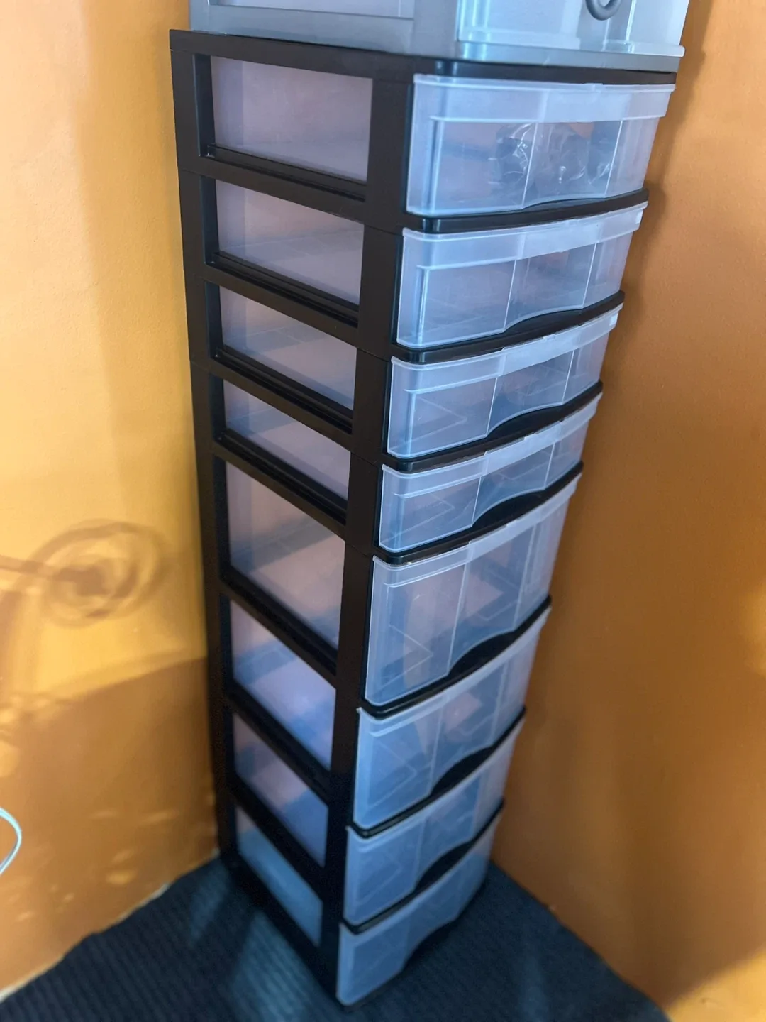 8-Drawer Plastic Storage Tower with Wheels image indicator(2)
