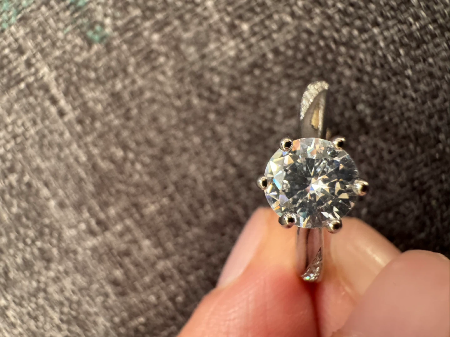 Elegant Platinum plated 1.0 ct simulated Diamond chanel Ring - photo 3
