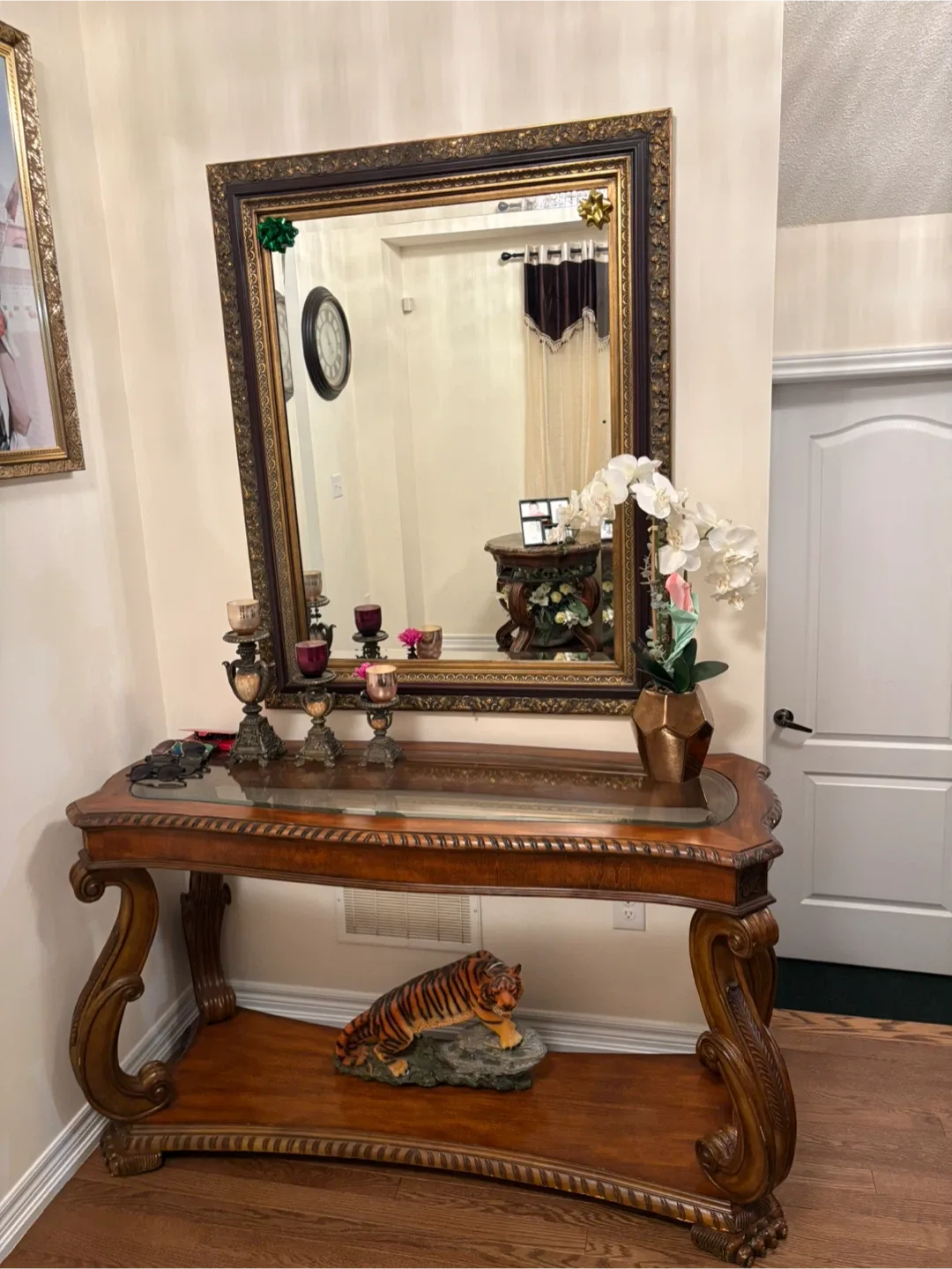Ornate Mirror and Console Table Set image indicator(7)