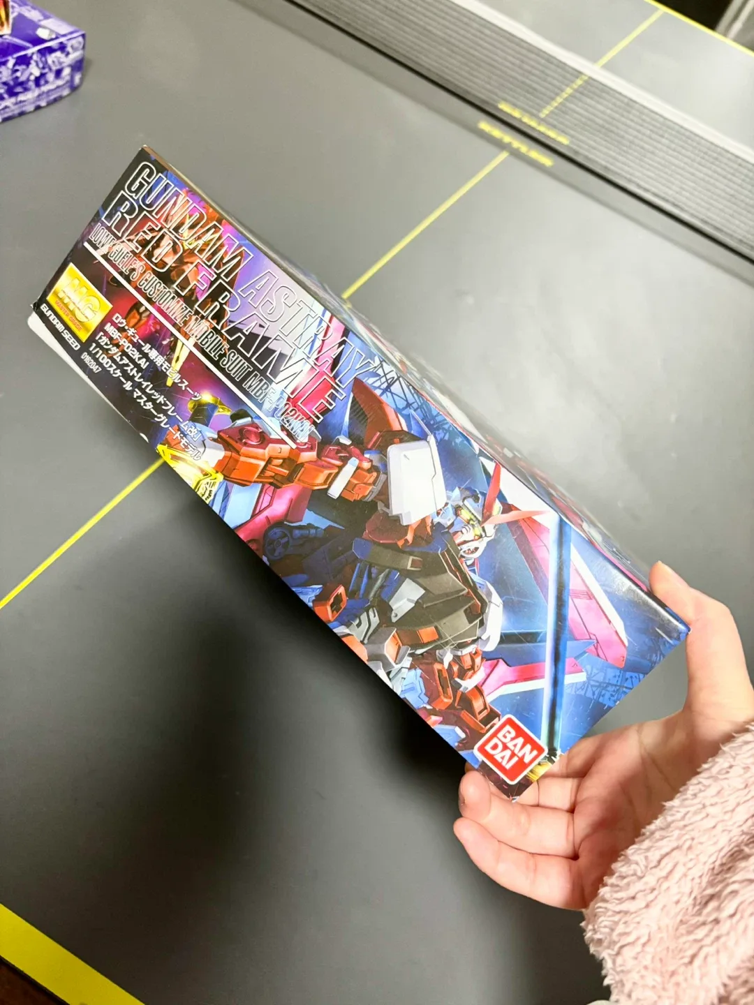 Gundam Astray Red Frame 1/100 Scale Model Kit image indicator(5)