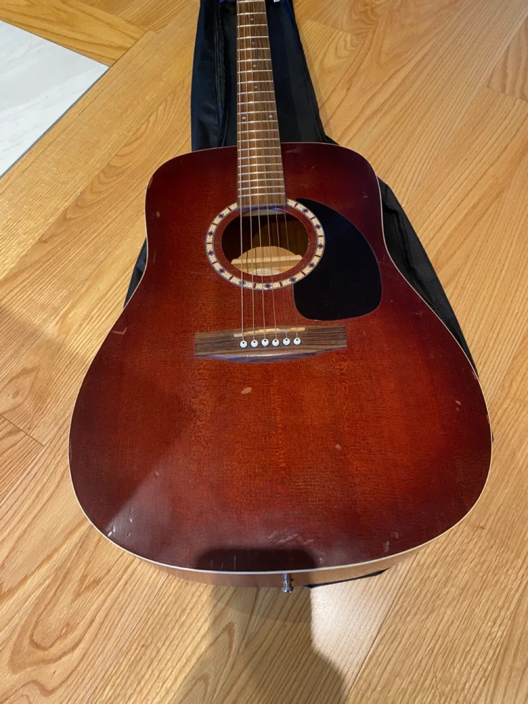 Acoustic Guitar with Case image indicator(2)