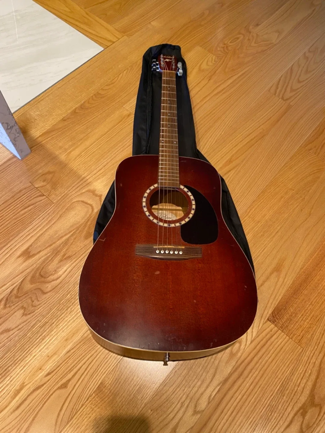 Acoustic Guitar with Case image indicator(10)