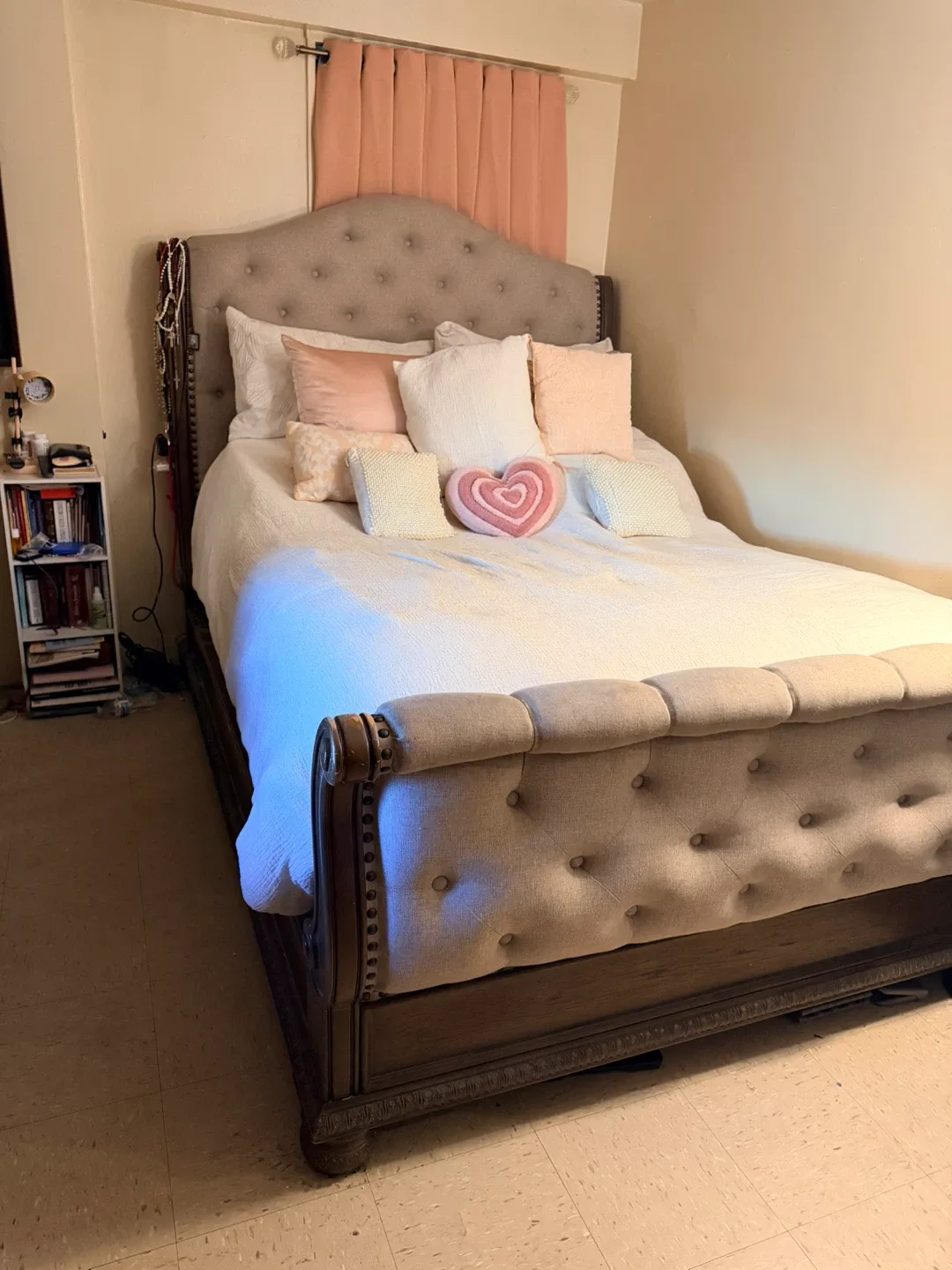 Kensington Queen Bed & Vanity Set image indicator(2)