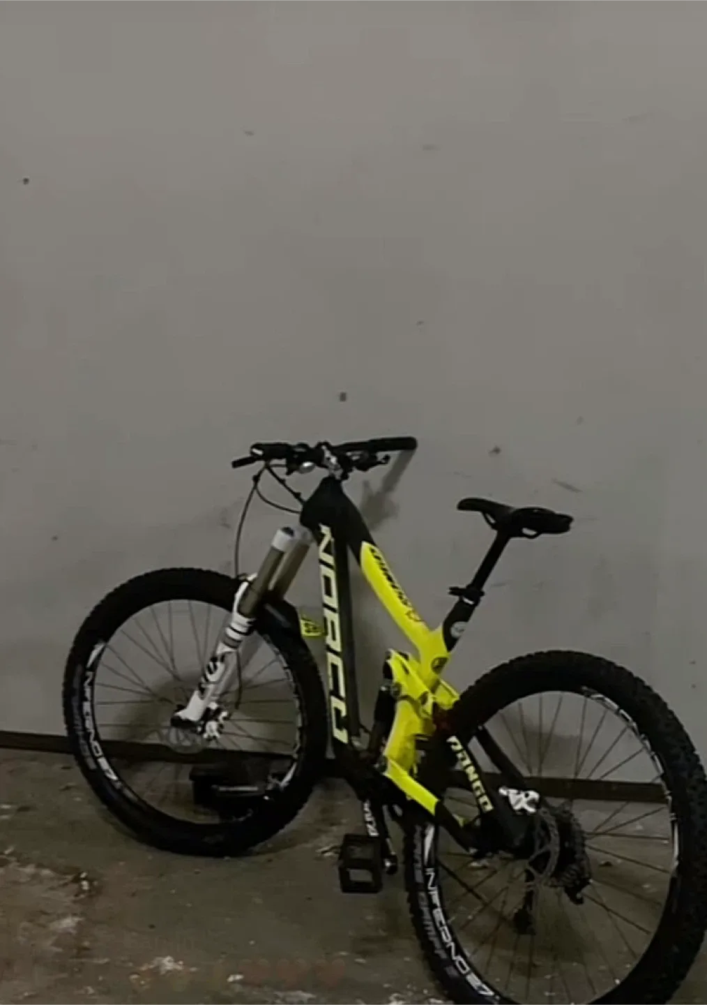 Norco Range 27.5 Mountain Bike - Yellow/Black image indicator(3)