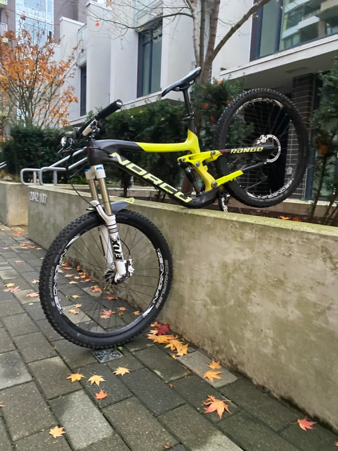 Norco Range 27.5 Mountain Bike - Yellow/Black image indicator(2)