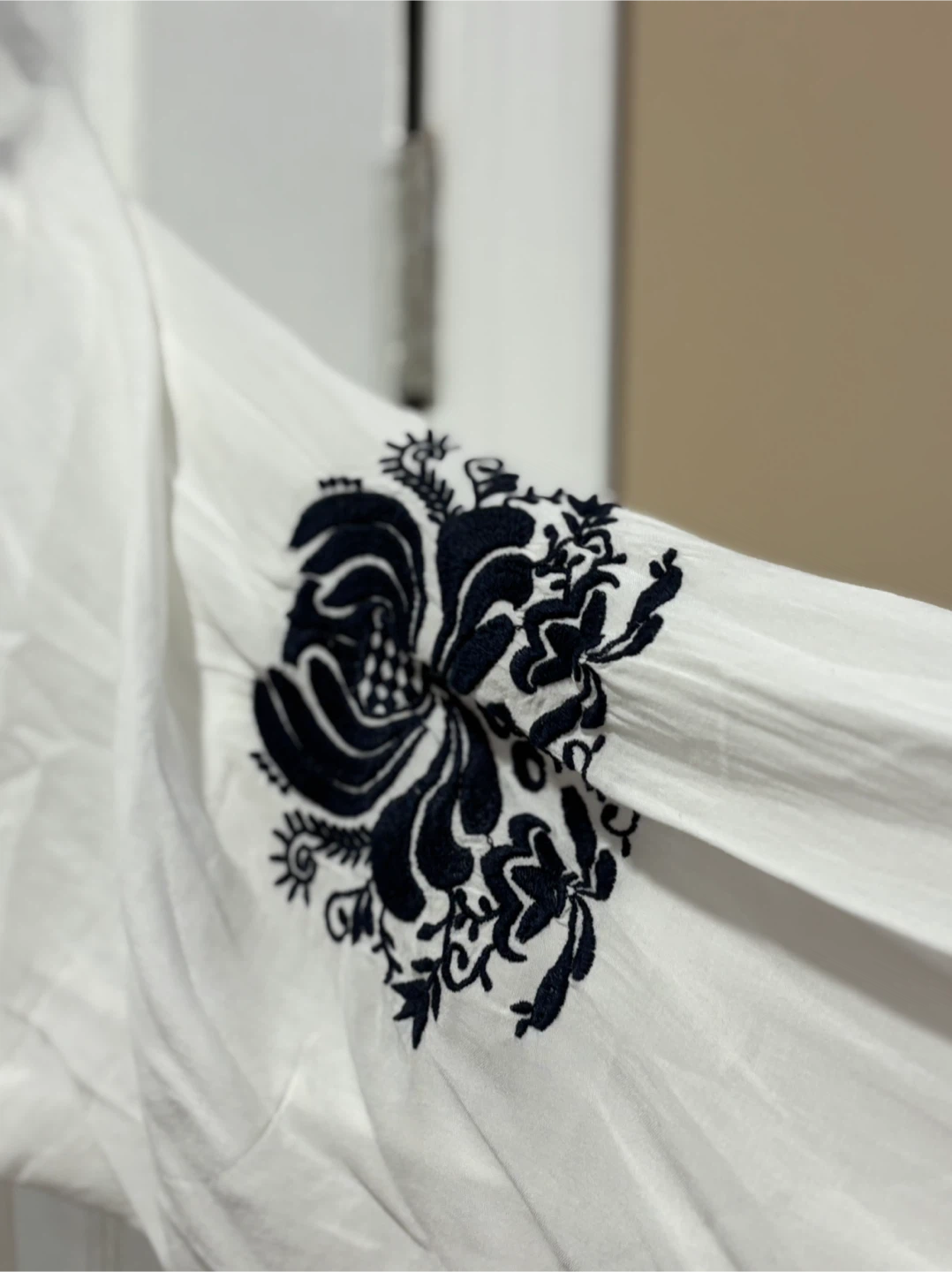Chelsea & Theodore White Embroidered Blouse - Size M - photo 5