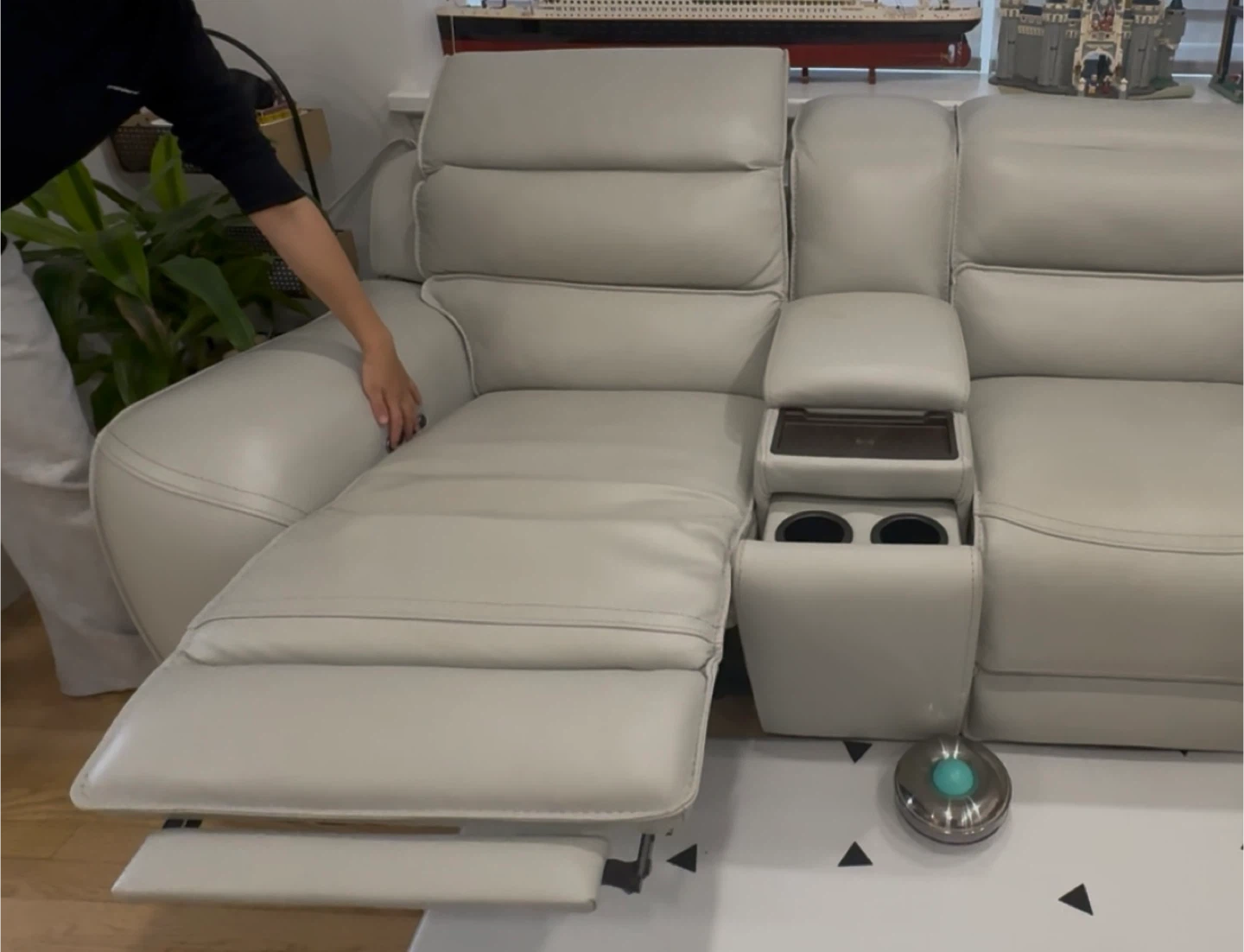 7'x3'5" Light Gray Leather Loveseat Recliner - photo 3