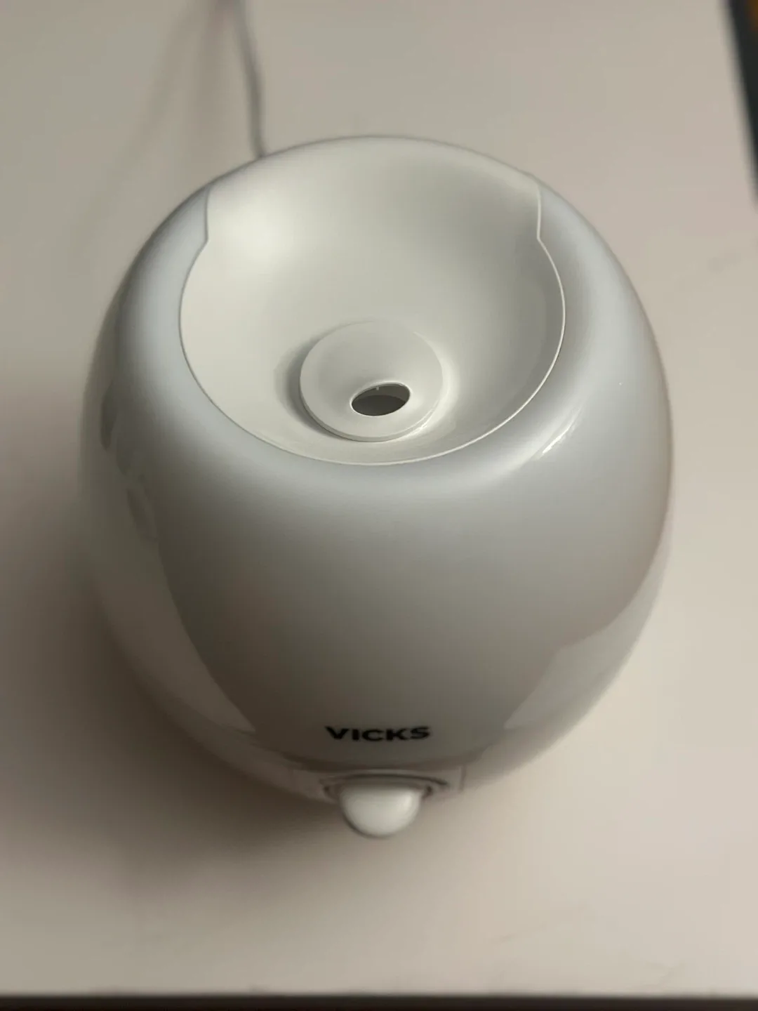 Vicks 3-in-1 Humidifier, Diffuser and 7 Colours Night Light image indicator(2)