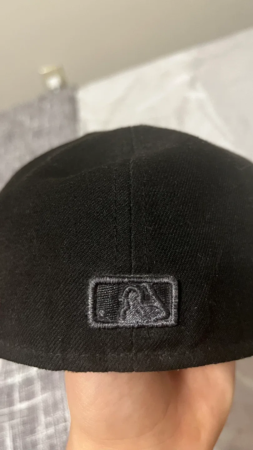 New Era NYC cap all black image indicator(4)