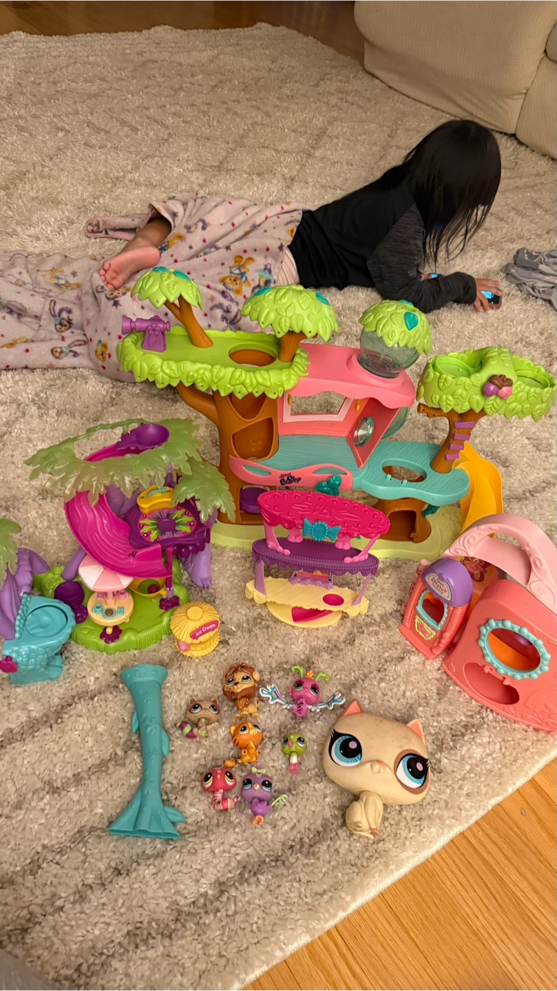 Littlest Pet Shop Playset & Figures