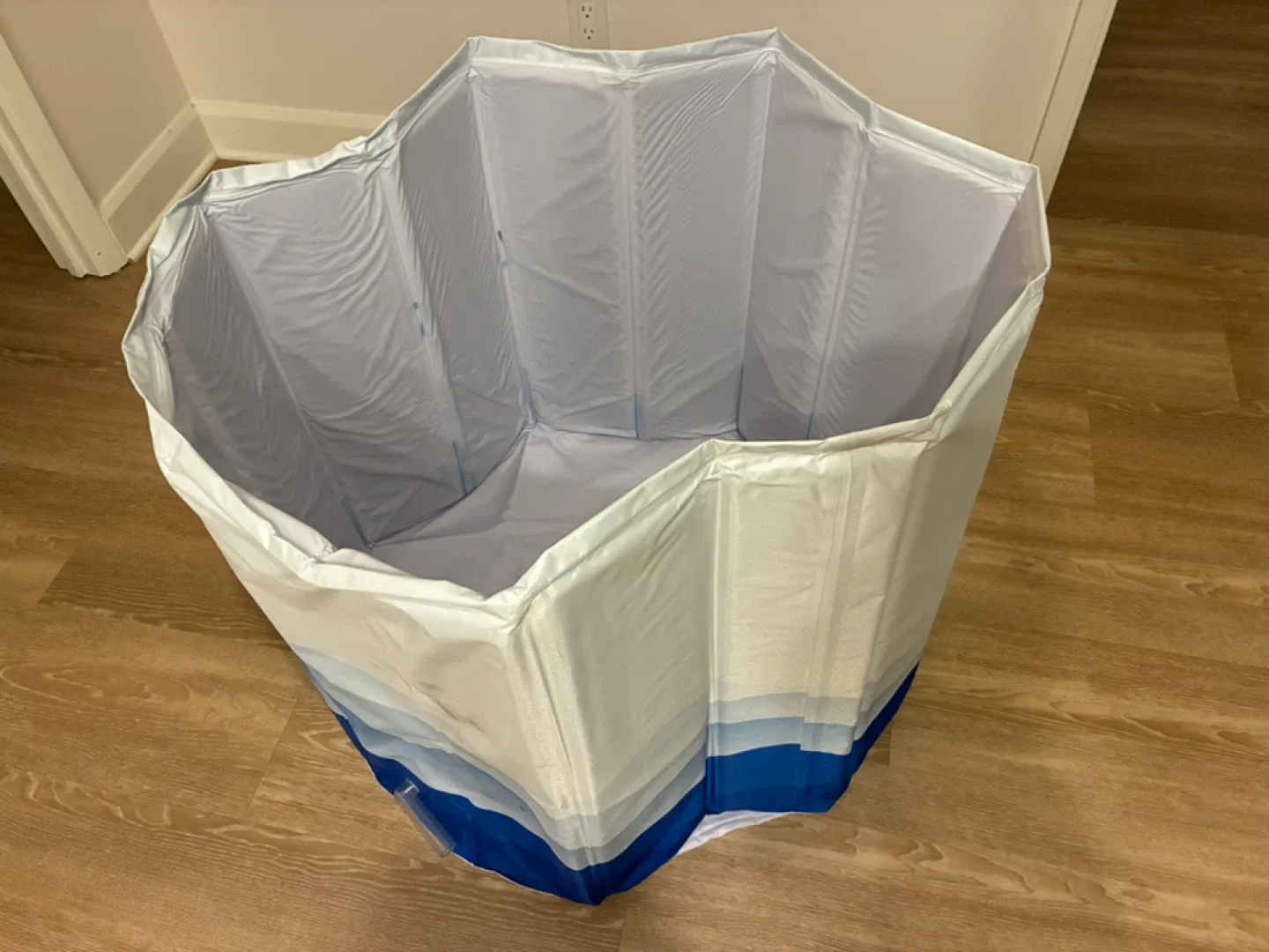 Foldable bath tub