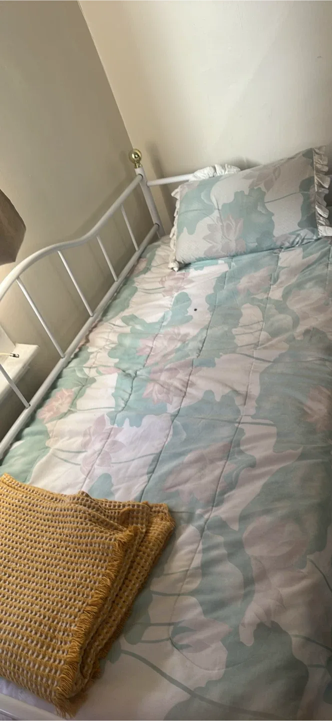 White Metal Daybed Frame image indicator(4)