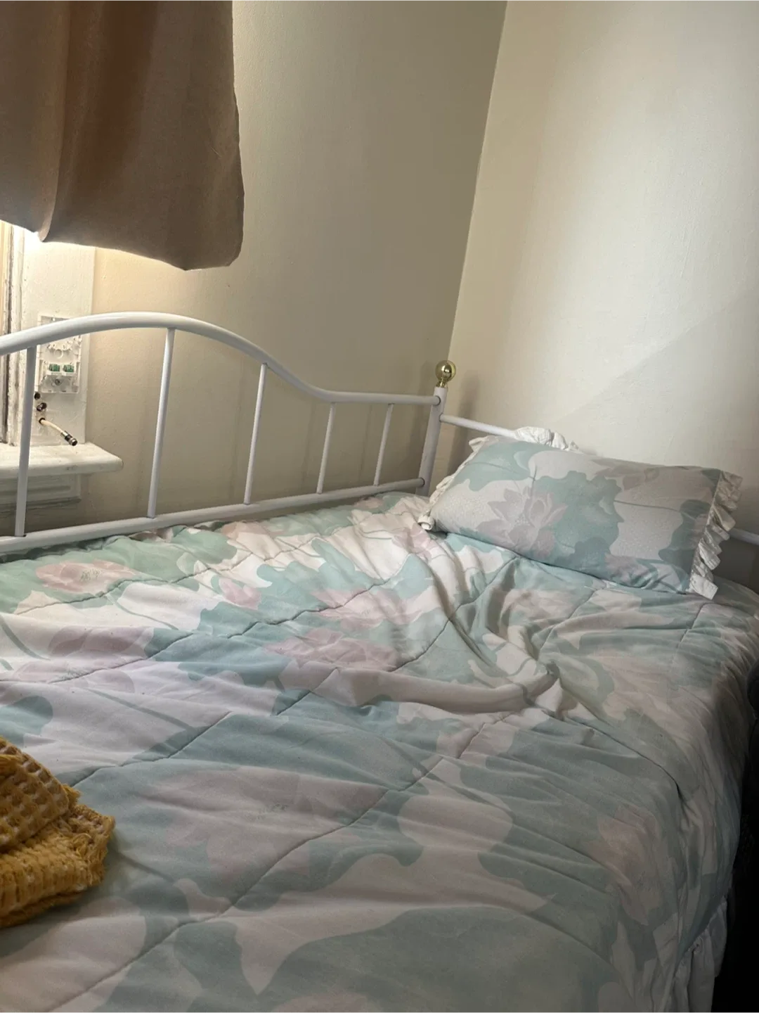 White Metal Daybed Frame image indicator(2)