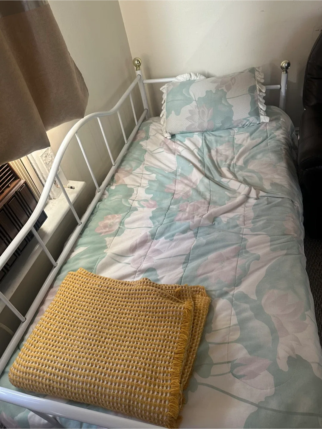 White Metal Daybed Frame image indicator(3)