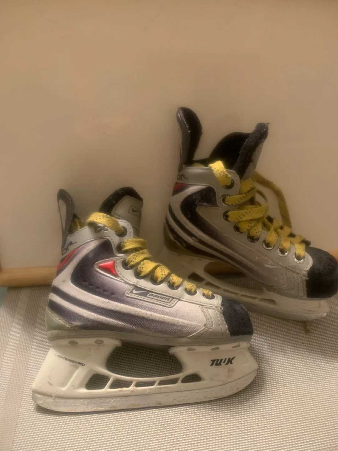 Bauer Lil Champ Youth Hockey Skates size 11 image indicator(2)