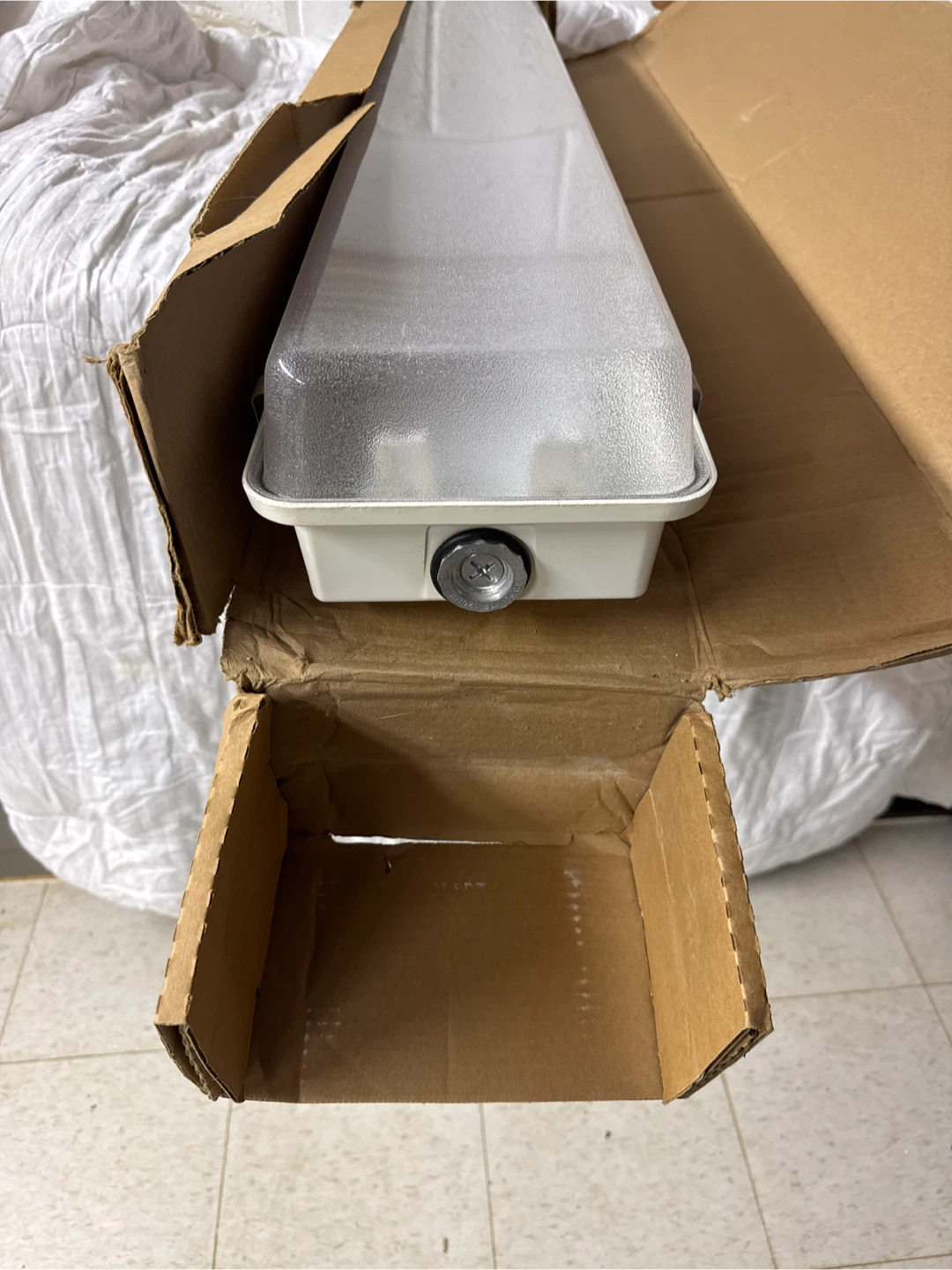 Lithonia Lighting 4' Enclosed Industrial Fixture