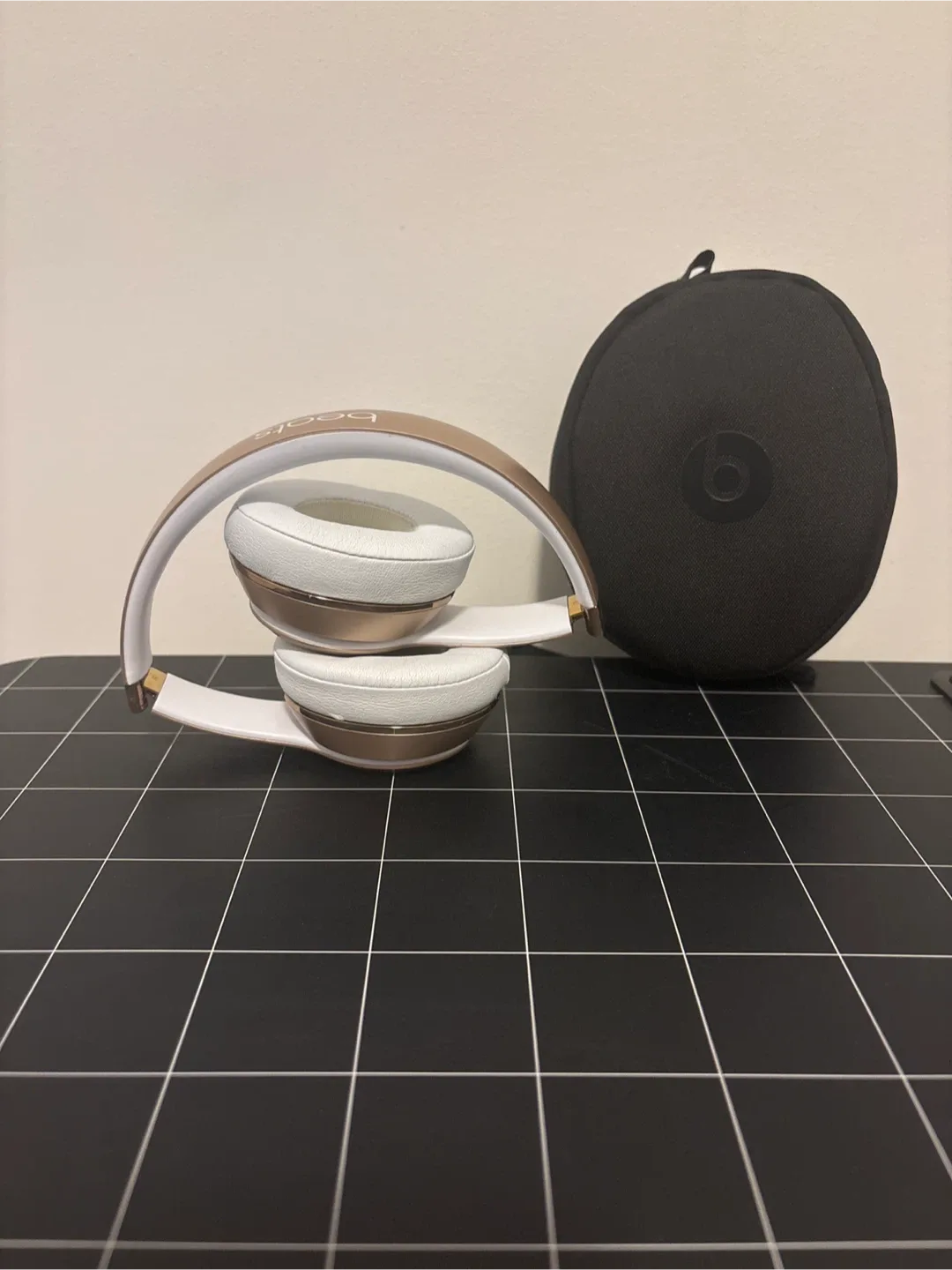 Beats Solo3 Wireless Headphones - Gold image indicator(2)