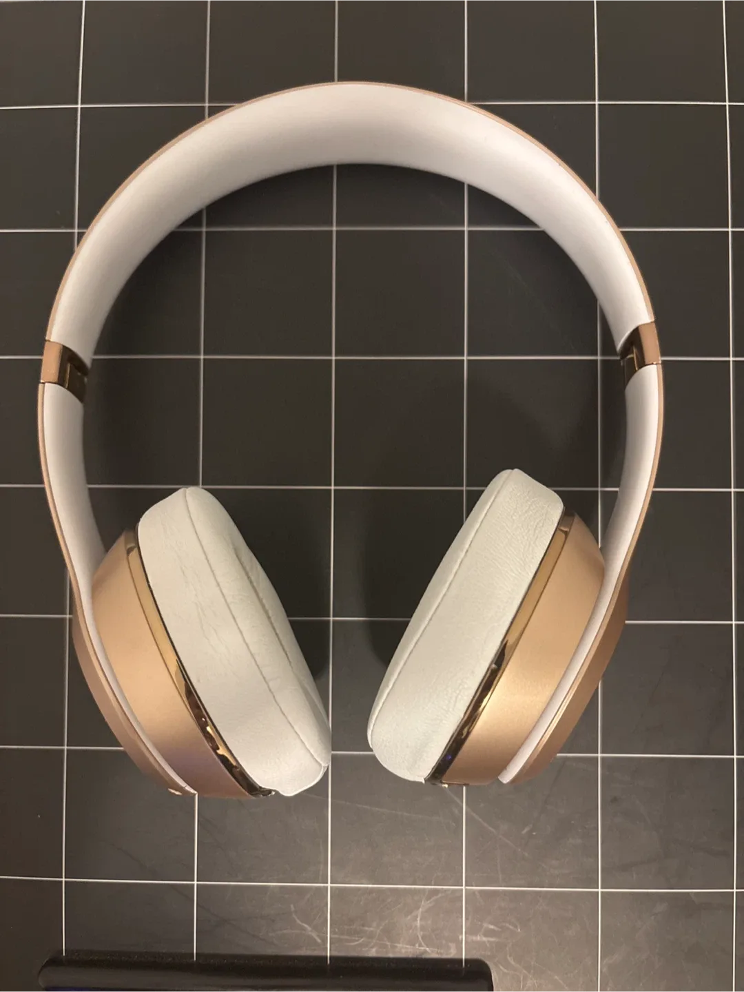 Beats Solo3 Wireless Headphones - Gold image indicator(3)