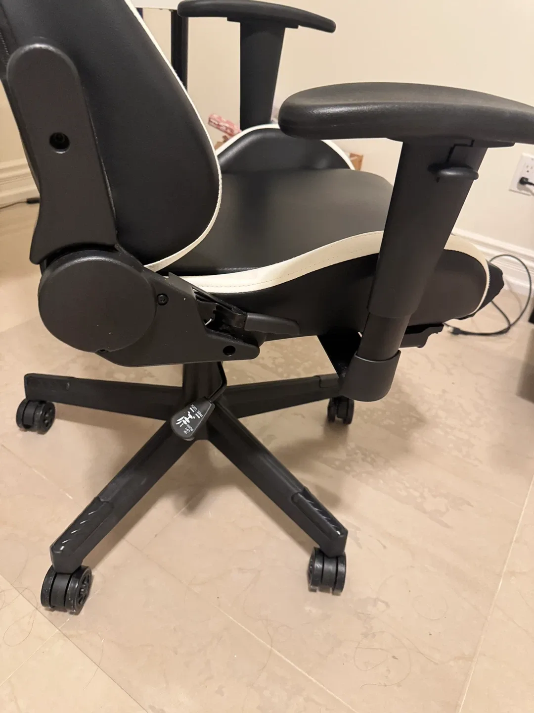 GTR Racing Gaming Chair - Black & White image indicator(4)