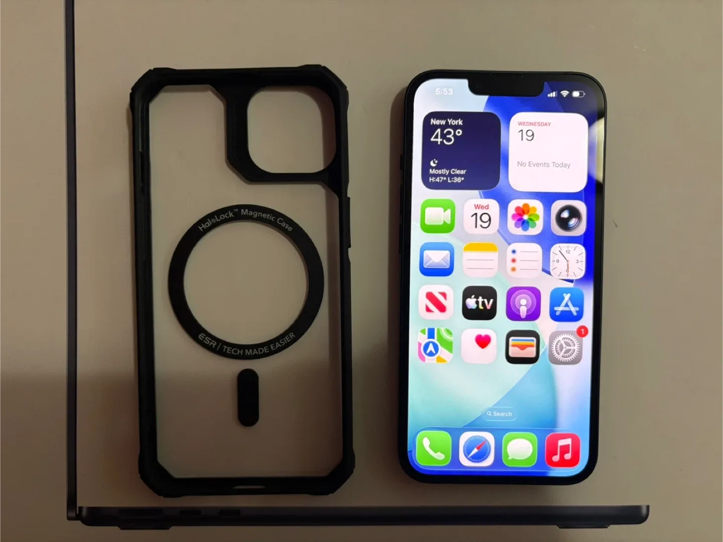 iPhone 13 128GB Midnight + ESR HaloLock Case image indicator(2)