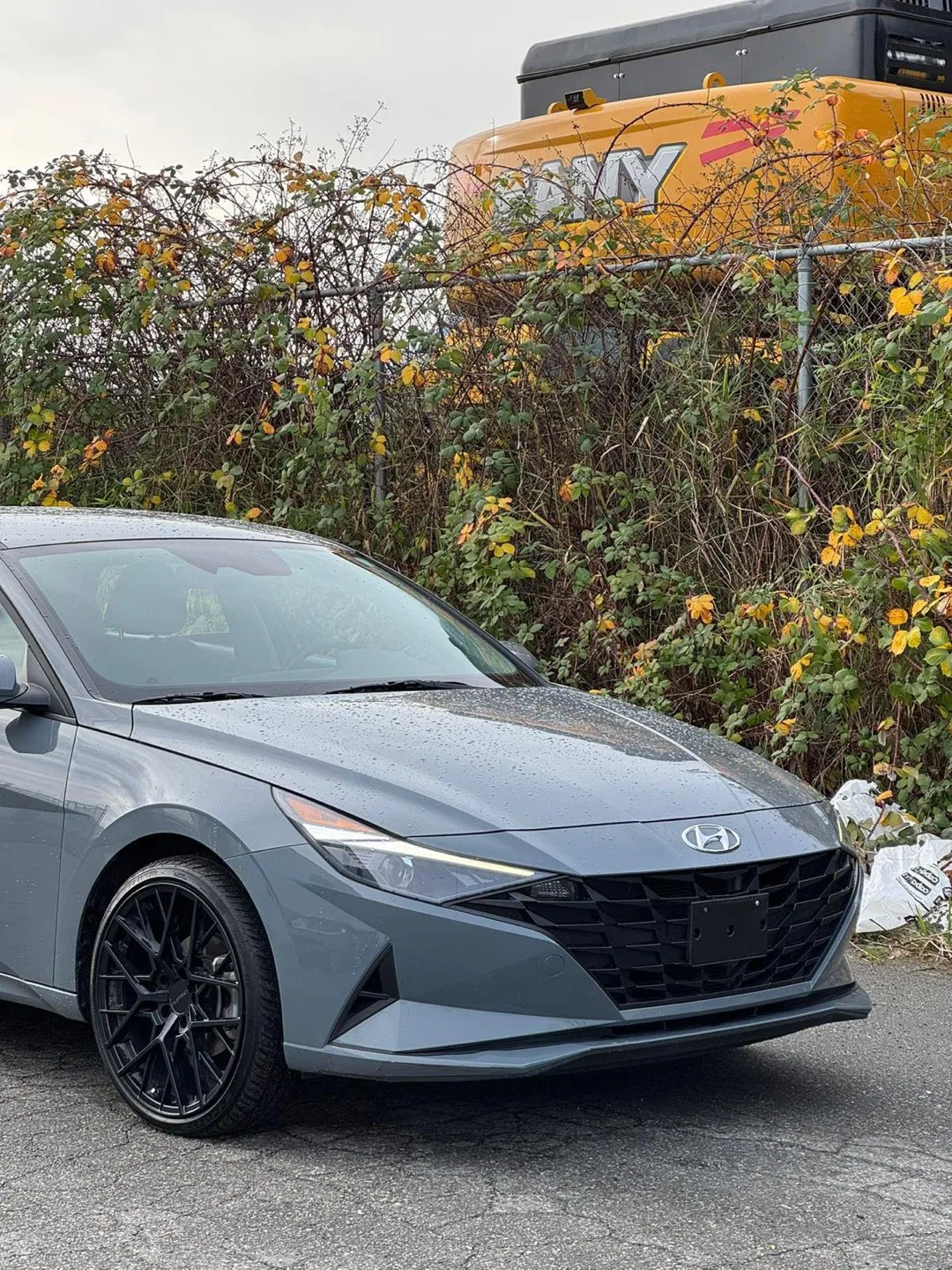 Hyundai Elantra - Gray Sedan image indicator(4)