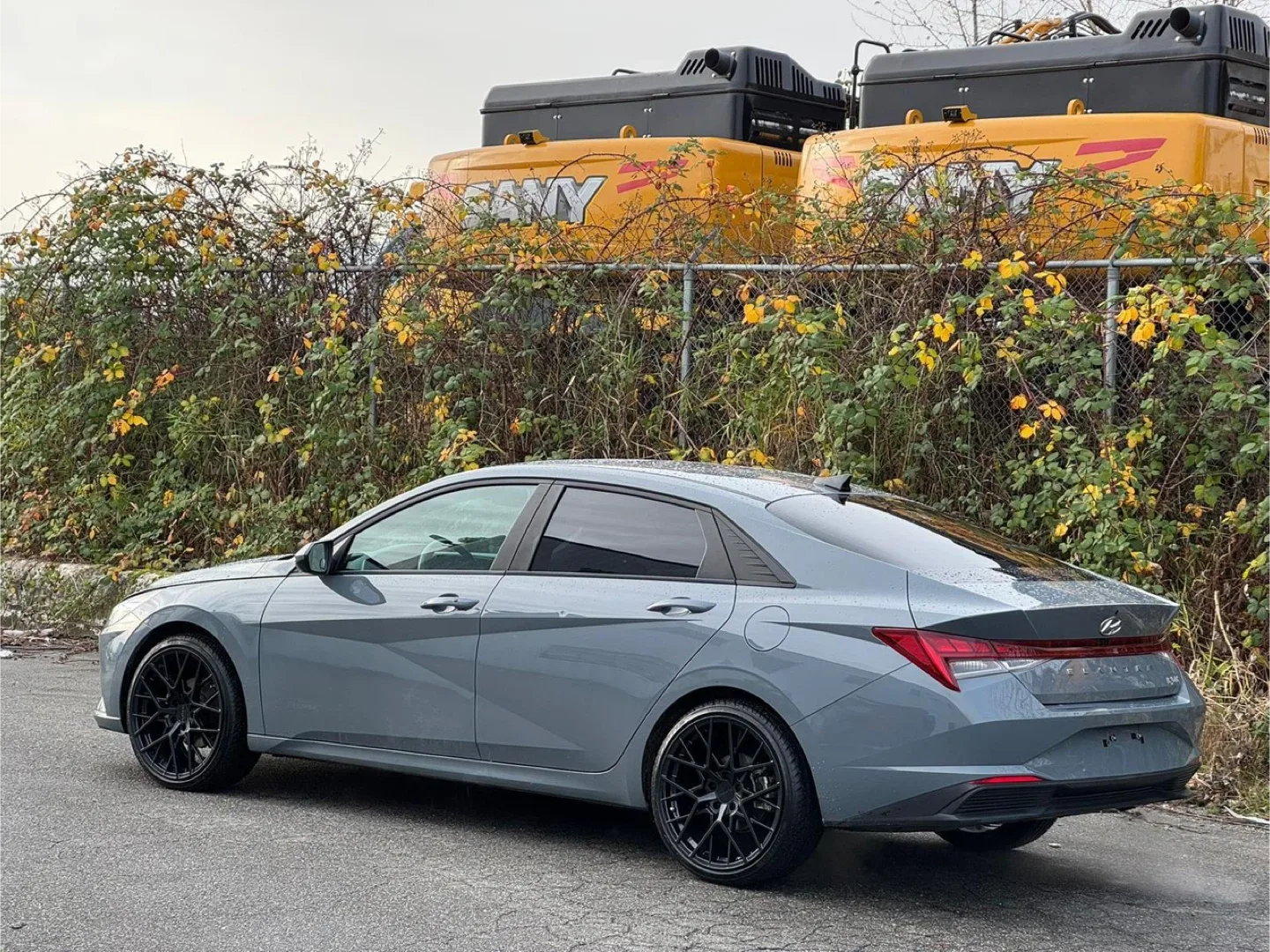 Hyundai Elantra - Gray Sedan image indicator(2)