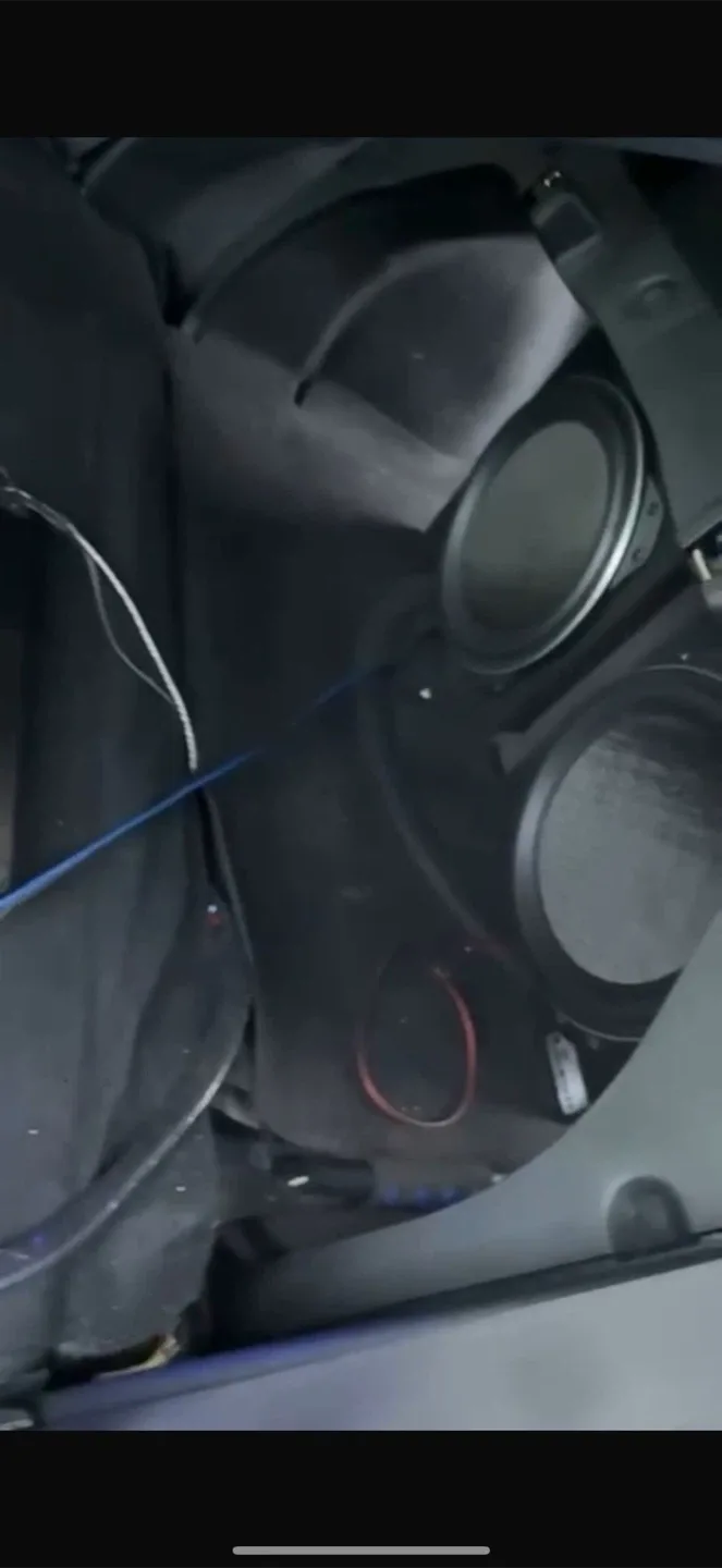 Hyundai Elantra - Gray Sedan image indicator(10)