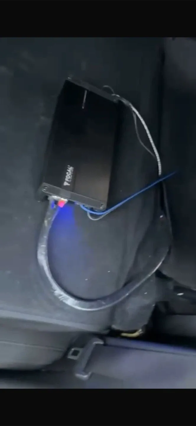 Hyundai Elantra - Gray Sedan image indicator(9)