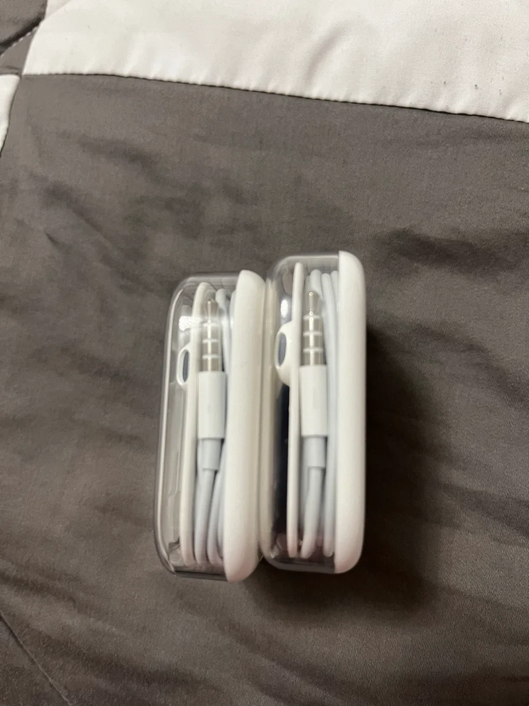 Apple EarPods with 3.5 mm Headphone Plug - New image indicator(2)