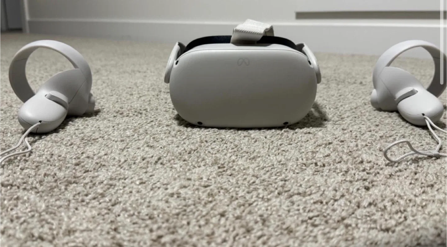 Meta Quest 2 128 GB VR Headset - Like New! image indicator(2)