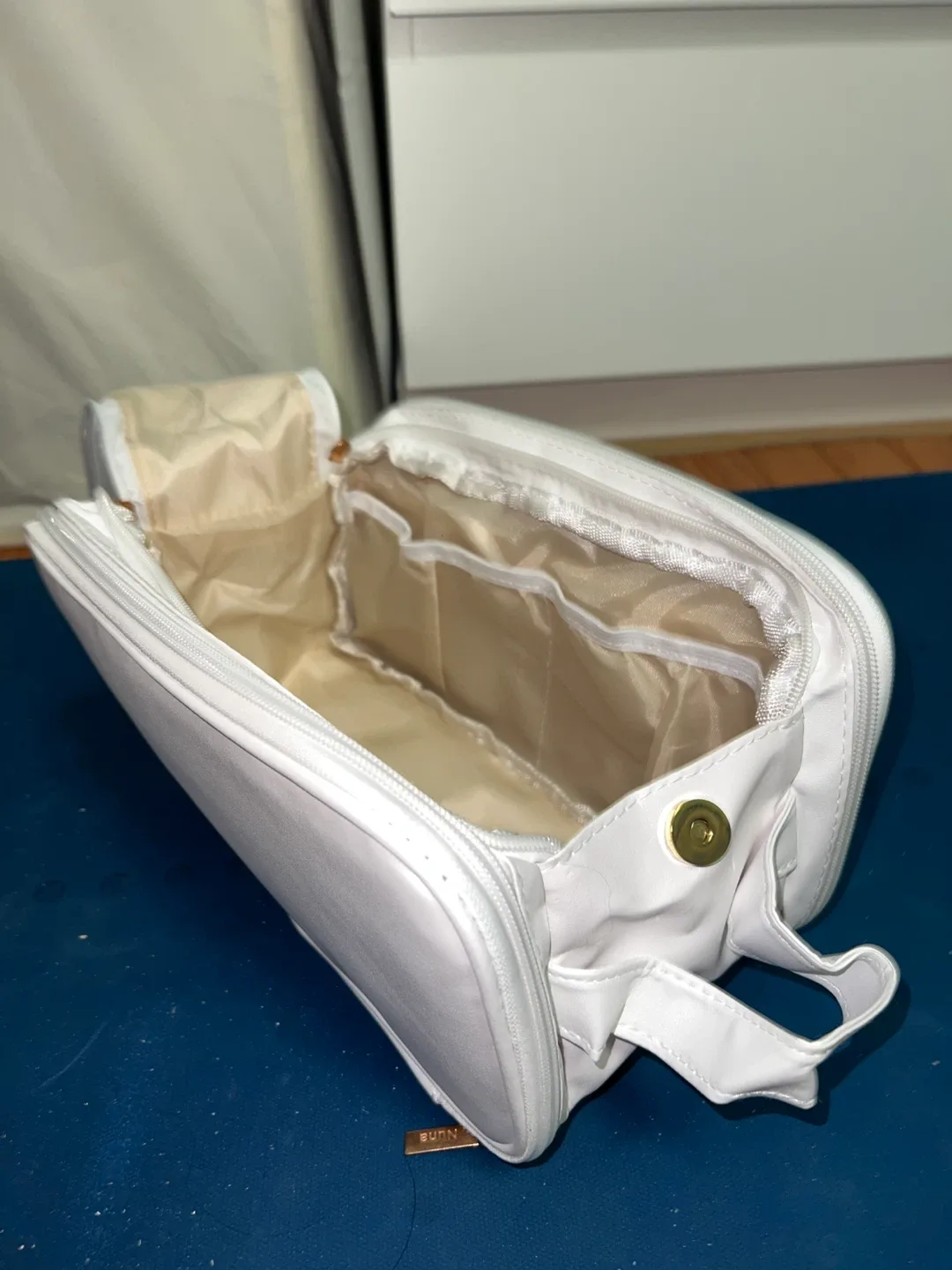 White Cosmetic Travel Bag image indicator(2)