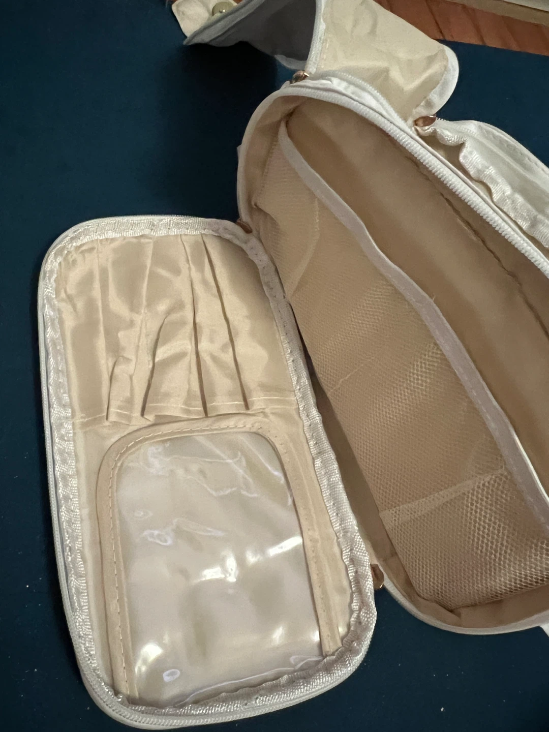 White Cosmetic Travel Bag - photo 4