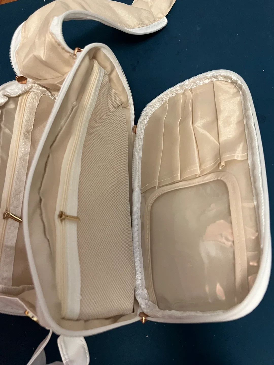 White Cosmetic Travel Bag image indicator(5)