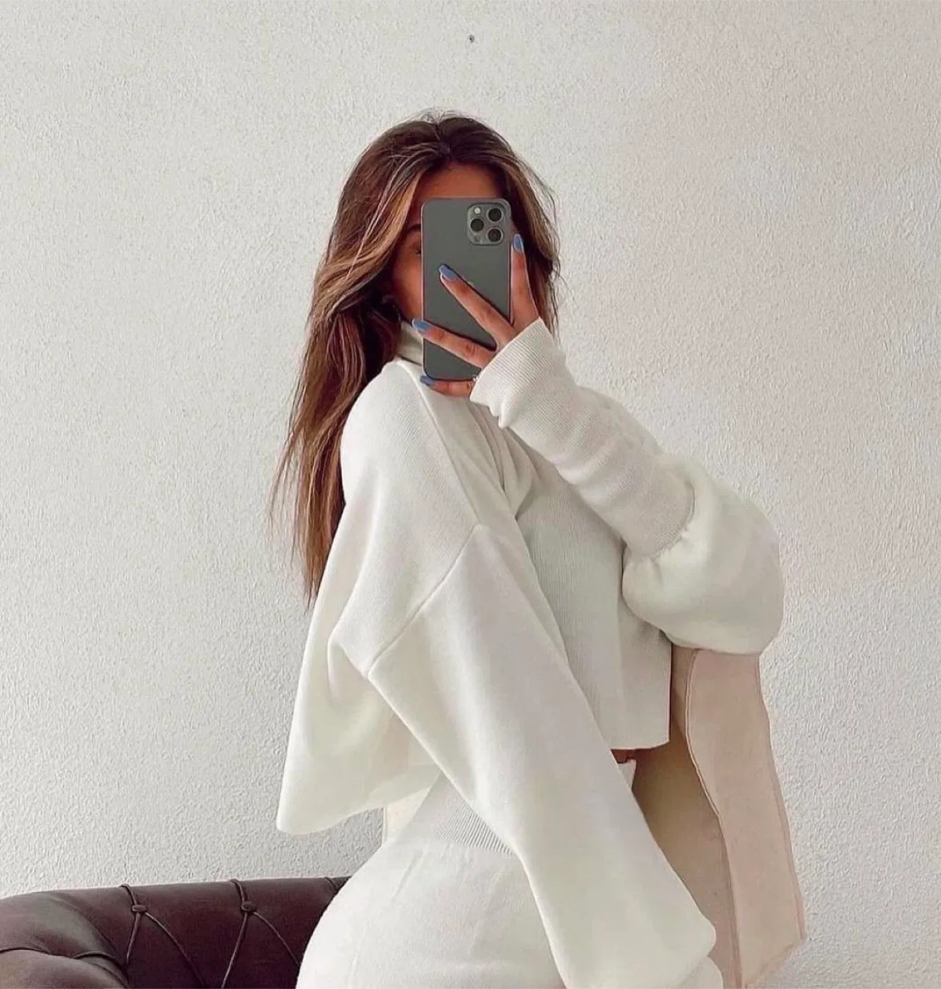 White Two pieces set image indicator(2)