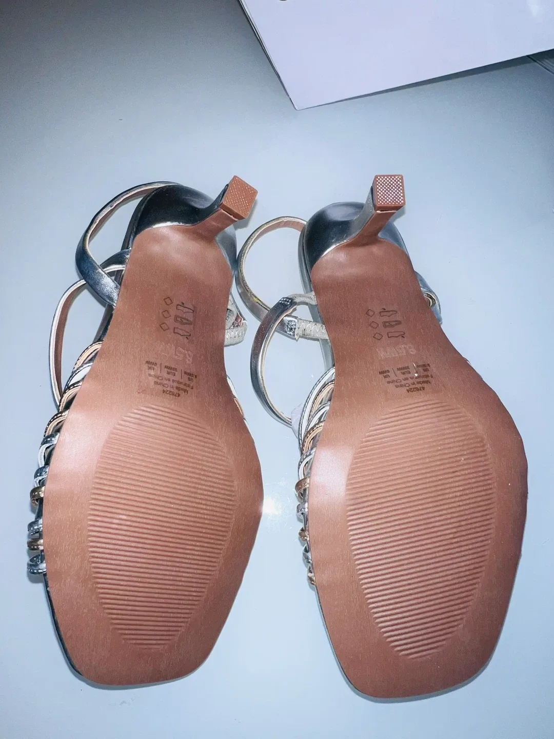 Silver Heels - Size 8.5 image indicator(2)