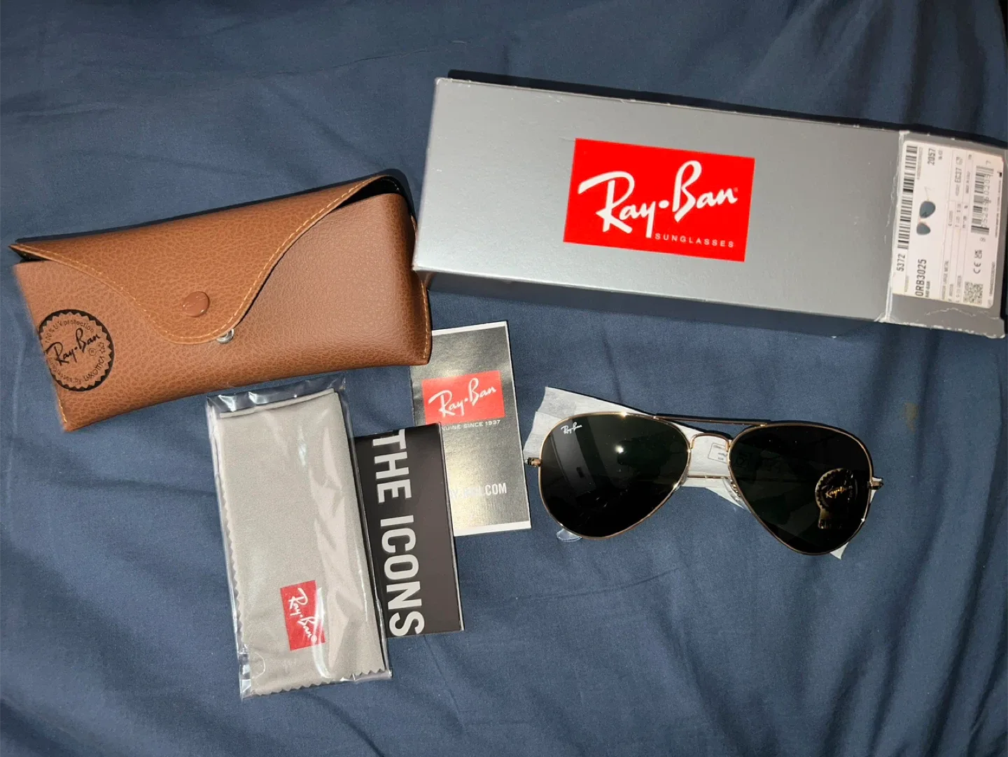 Ray-Ban Aviator Classic Sunglasses - Gold Frame, black Lenses image indicator(5)
