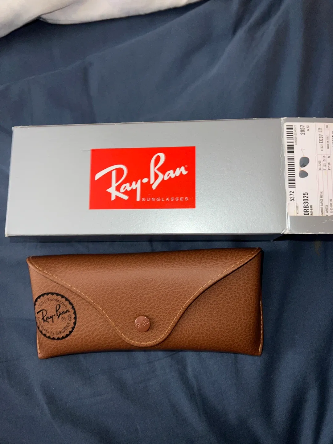 Ray-Ban Aviator Classic Sunglasses - Gold Frame, black Lenses image indicator(6)