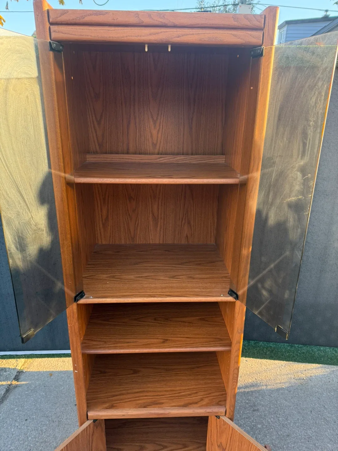 Cabinet with glass doors image indicator(3)