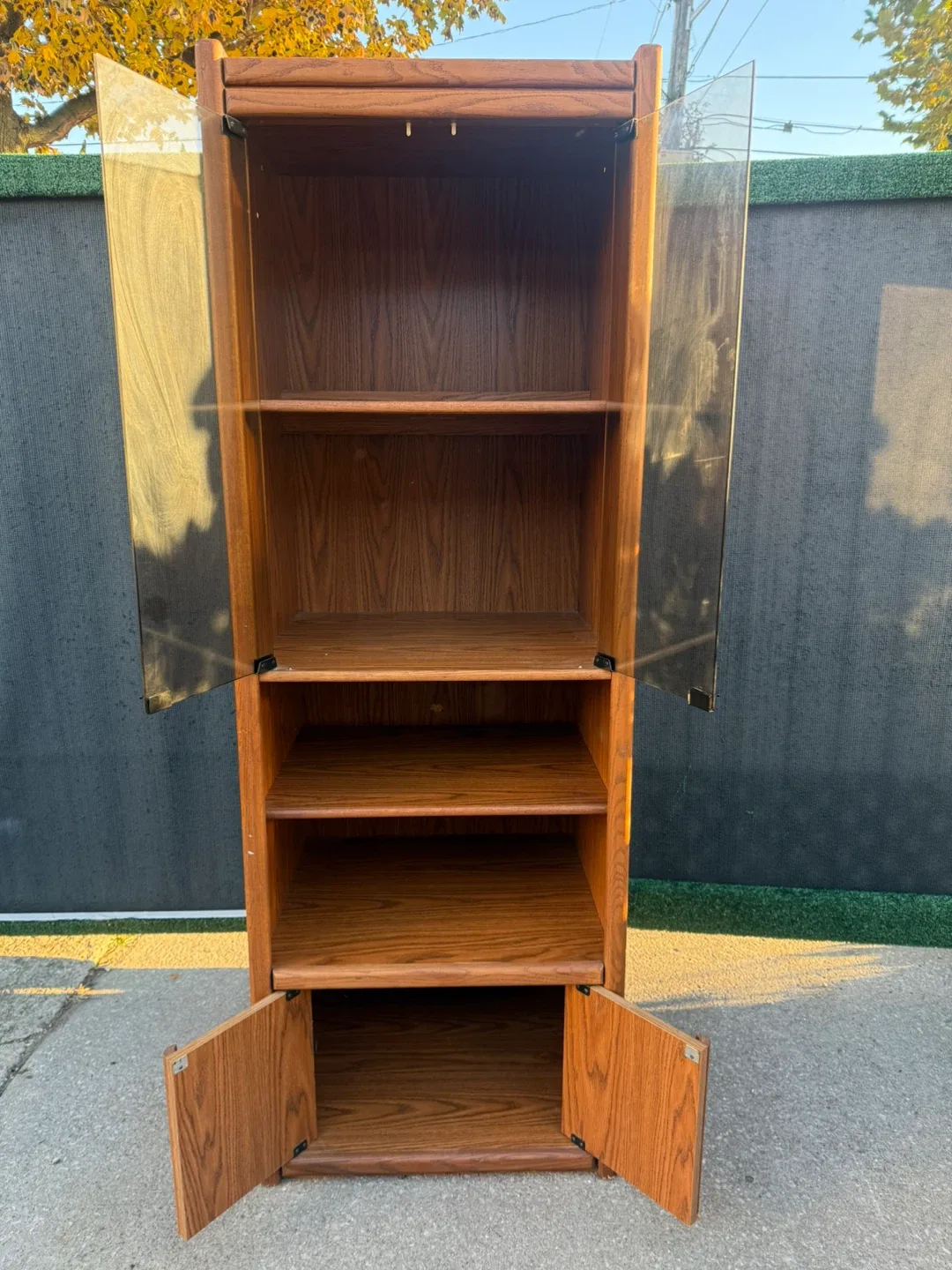 Cabinet with glass doors image indicator(2)
