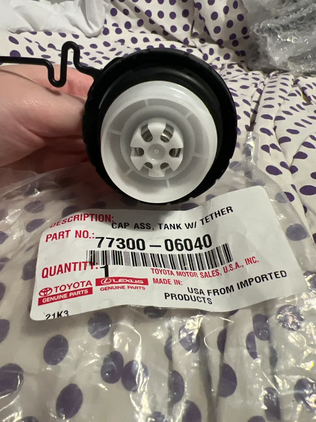 Toyota/Lexus Fuel Cap Assembly 77300-06040 image indicator(2)