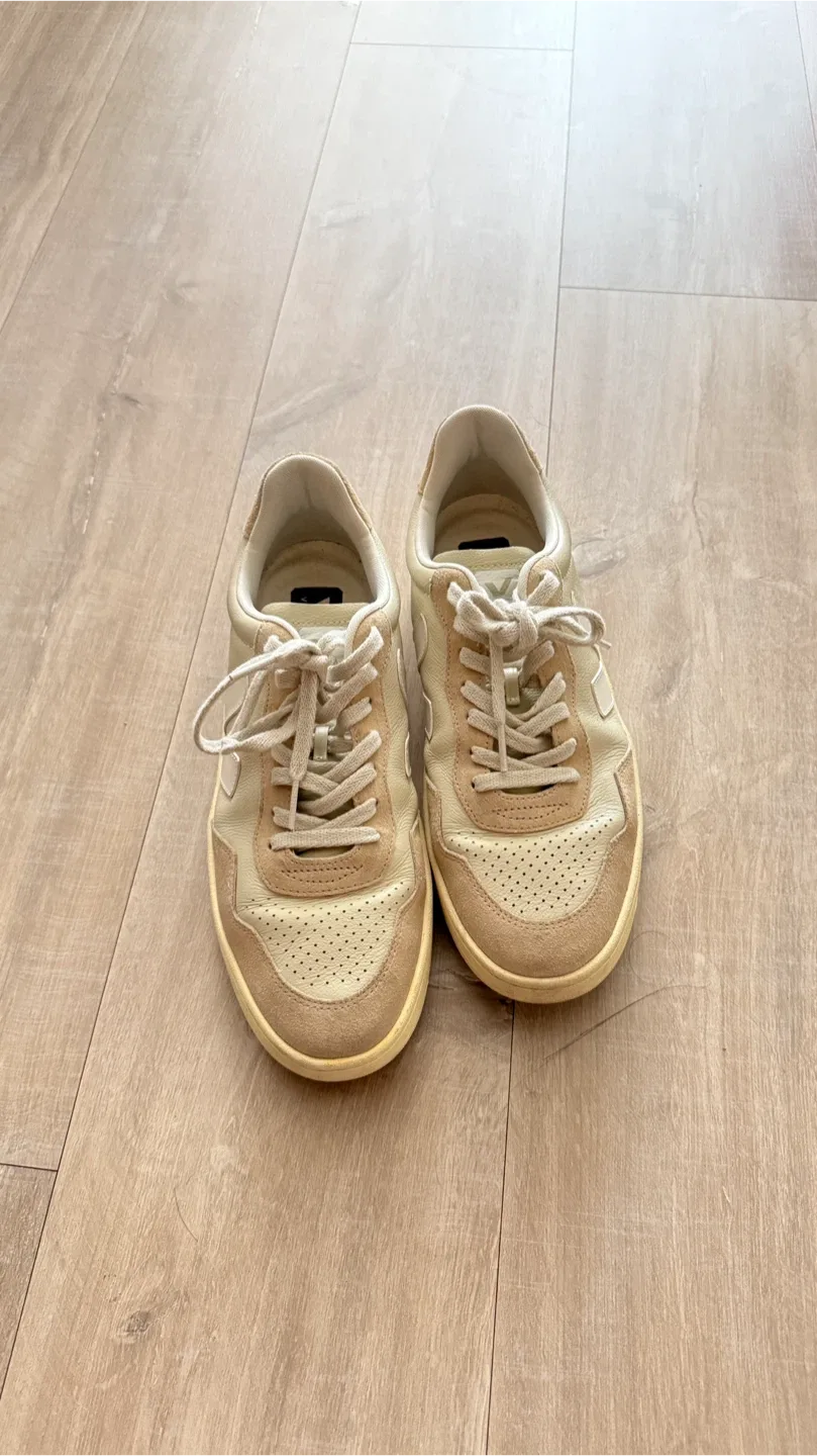 Veja V-10 Cream/Beige Sneakers