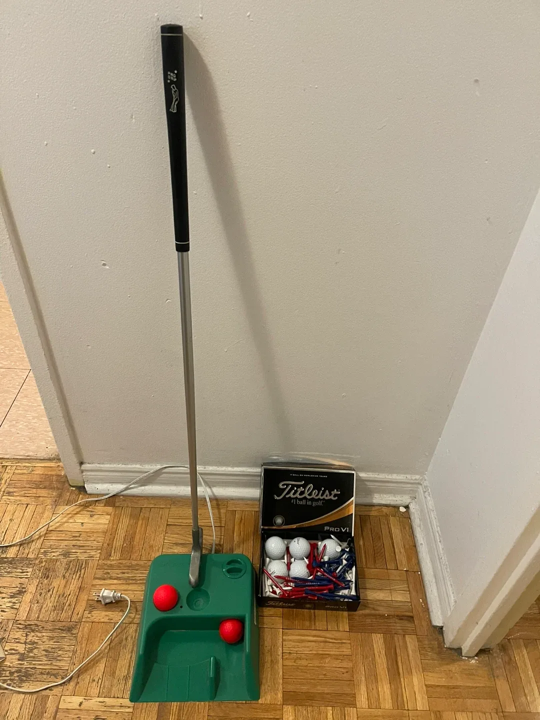 Titleist Pro V1 Golf Balls & Putting Set image indicator(2)