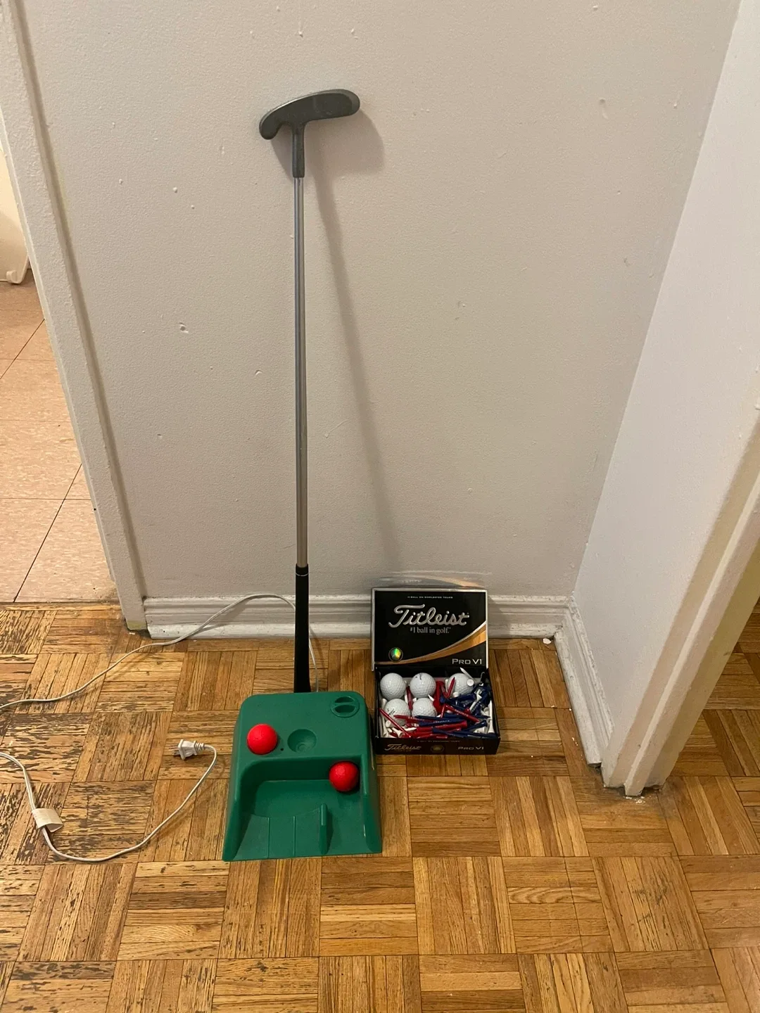 Titleist Pro V1 Golf Balls & Putting Set image indicator(3)