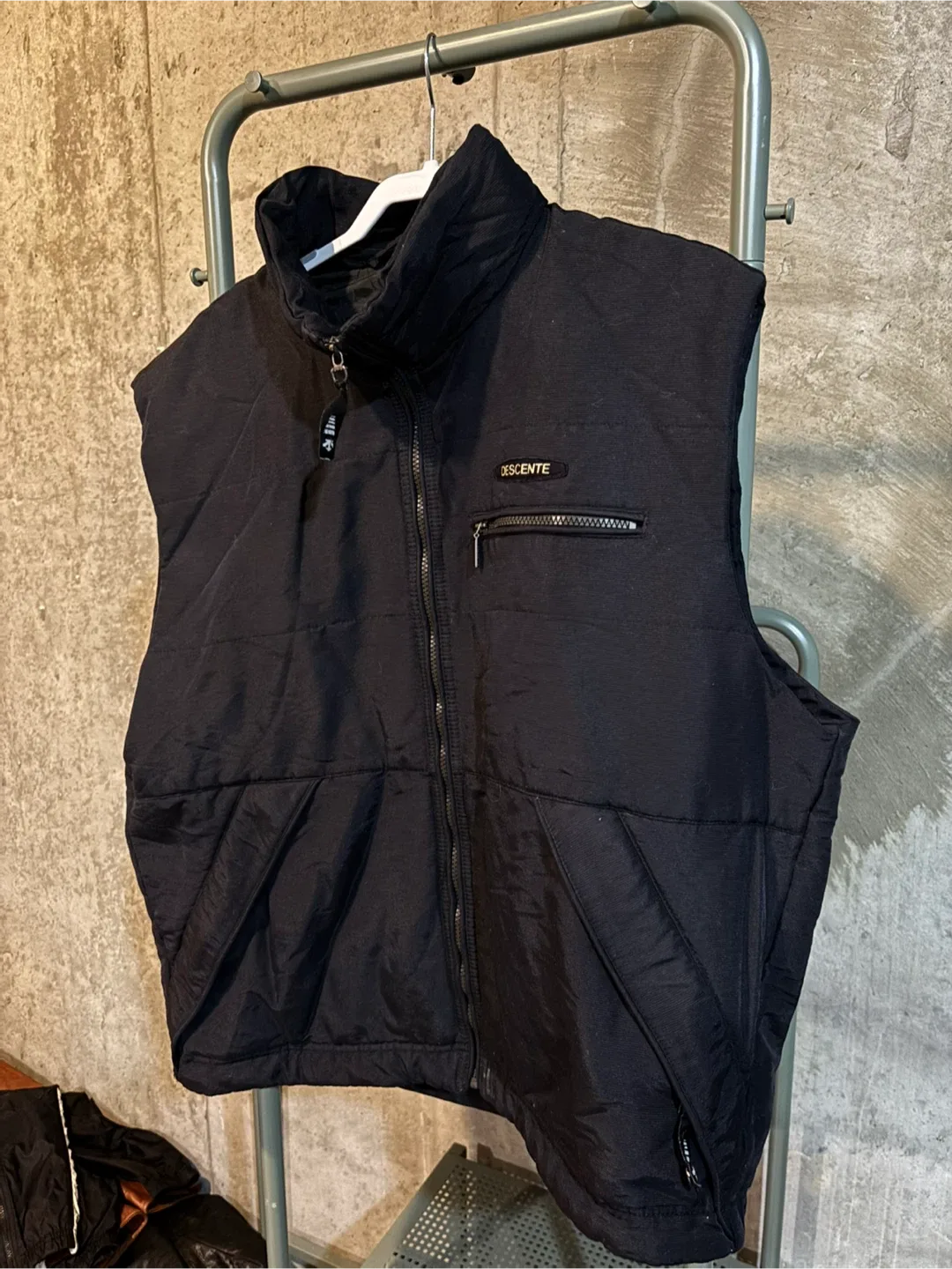 Rare Descente Black Padded Vest image indicator(2)