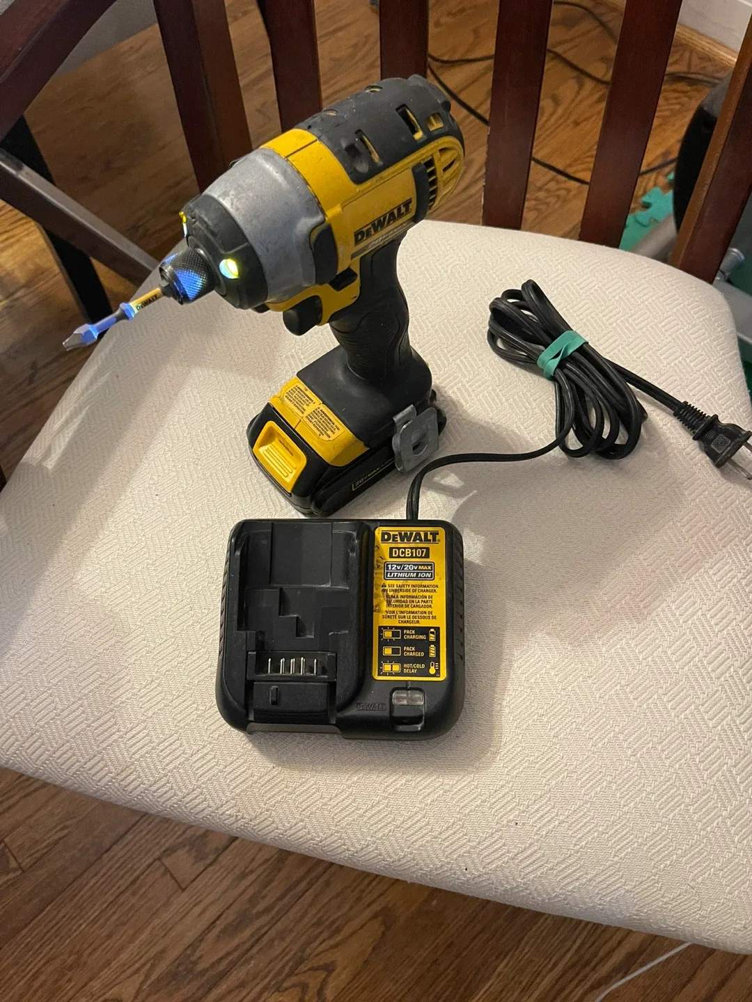 DeWalt DCB112 Battery Charger & Battery image indicator(4)