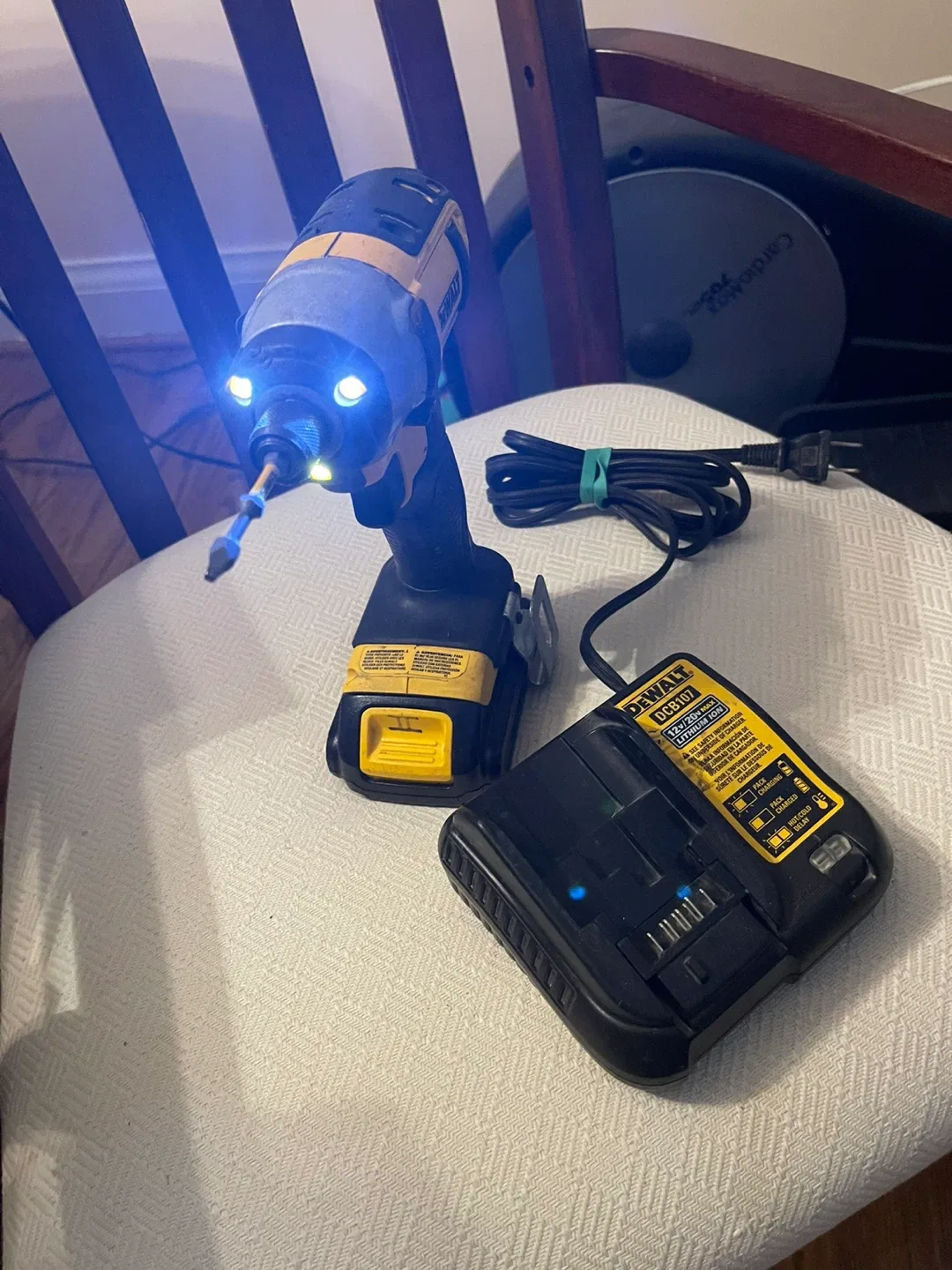 DeWalt DCB112 Battery Charger & Battery image indicator(3)